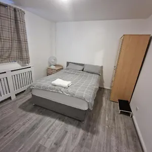 Luxury House, 4 Bedrooms Fully Furnished London